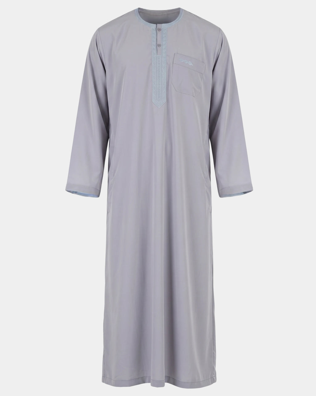 Qamis marocain gris Al Rezam vu de face — col rond brodé, plastron brodé sur le buste et poche poitrine assortie
