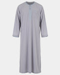 Qamis marocain gris Al Rezam vu de face — col rond brodé, plastron brodé sur le buste et poche poitrine assortie