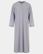 Qamis marocain gris Al Rezam vu de face — col rond brodé, plastron brodé sur le buste et poche poitrine assortie