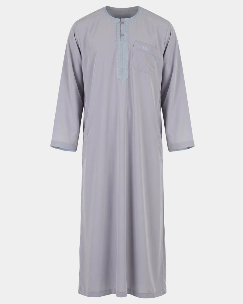 Qamis marocain gris Al Rezam vu de face — col rond brodé, plastron brodé sur le buste et poche poitrine assortie