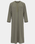 Qamis marocain kaki Al Rezam vu de face — col rond brodé, plastron brodé sur le buste et poche poitrine assortie