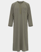 Qamis marocain kaki Al Rezam vu de face — col rond brodé, plastron brodé sur le buste et poche poitrine assortie