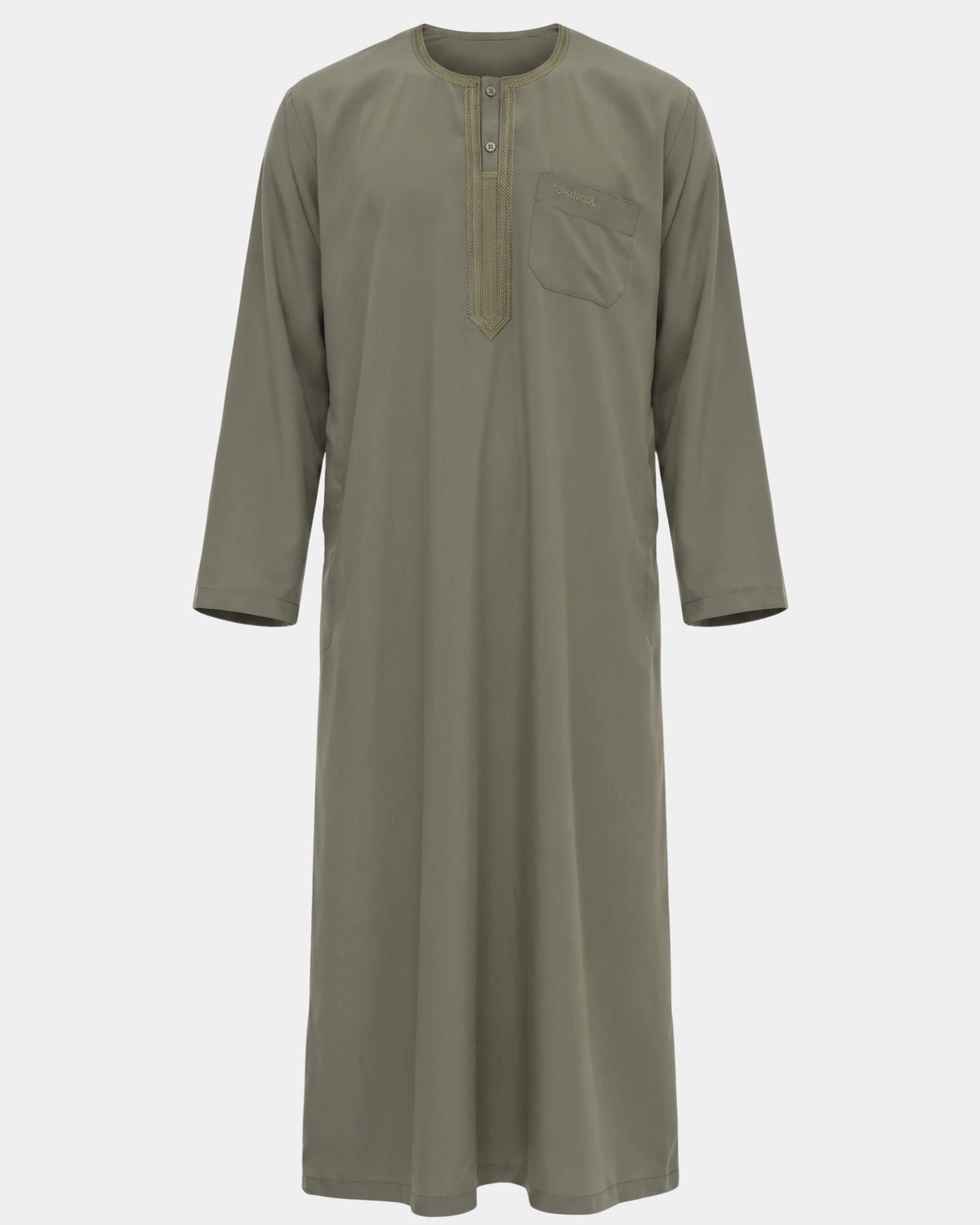 Qamis marocain kaki Al Rezam vu de face — col rond brodé, plastron brodé sur le buste et poche poitrine assortie