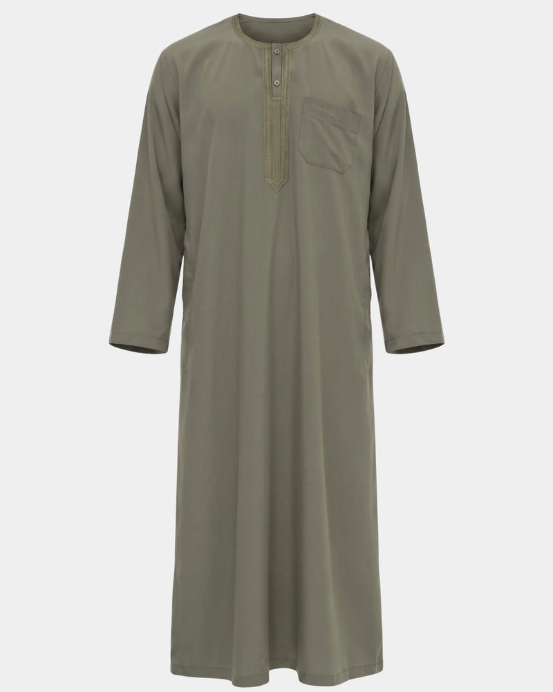 Qamis marocain kaki Al Rezam vu de face — col rond brodé, plastron brodé sur le buste et poche poitrine assortie