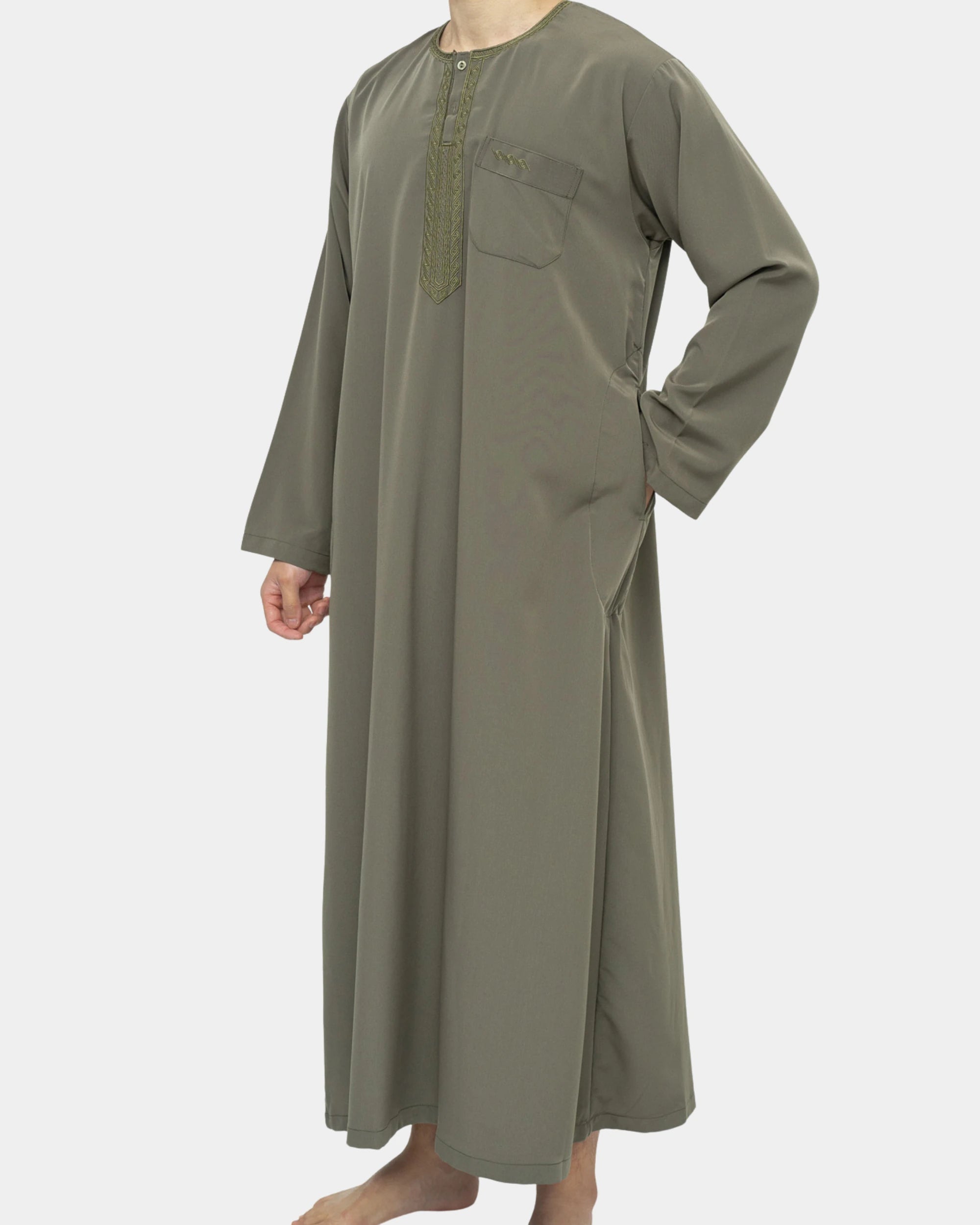Qamis marocain kaki Al Rezam porté de profil — tombé fluide, poches latérales et col rond brodé