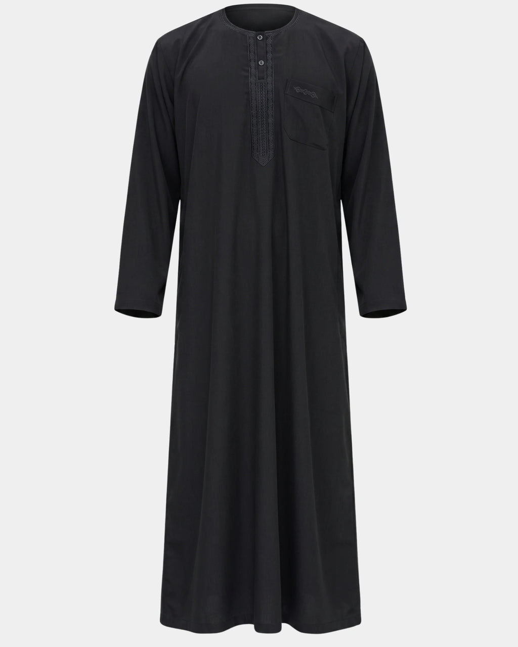 Qamis marocain noir Al Rezam vu de face — col rond brodé, plastron brodé sur le buste et poche poitrine assortie