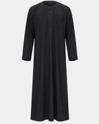 Qamis marocain noir Al Rezam vu de face — col rond brodé, plastron brodé sur le buste et poche poitrine assortie