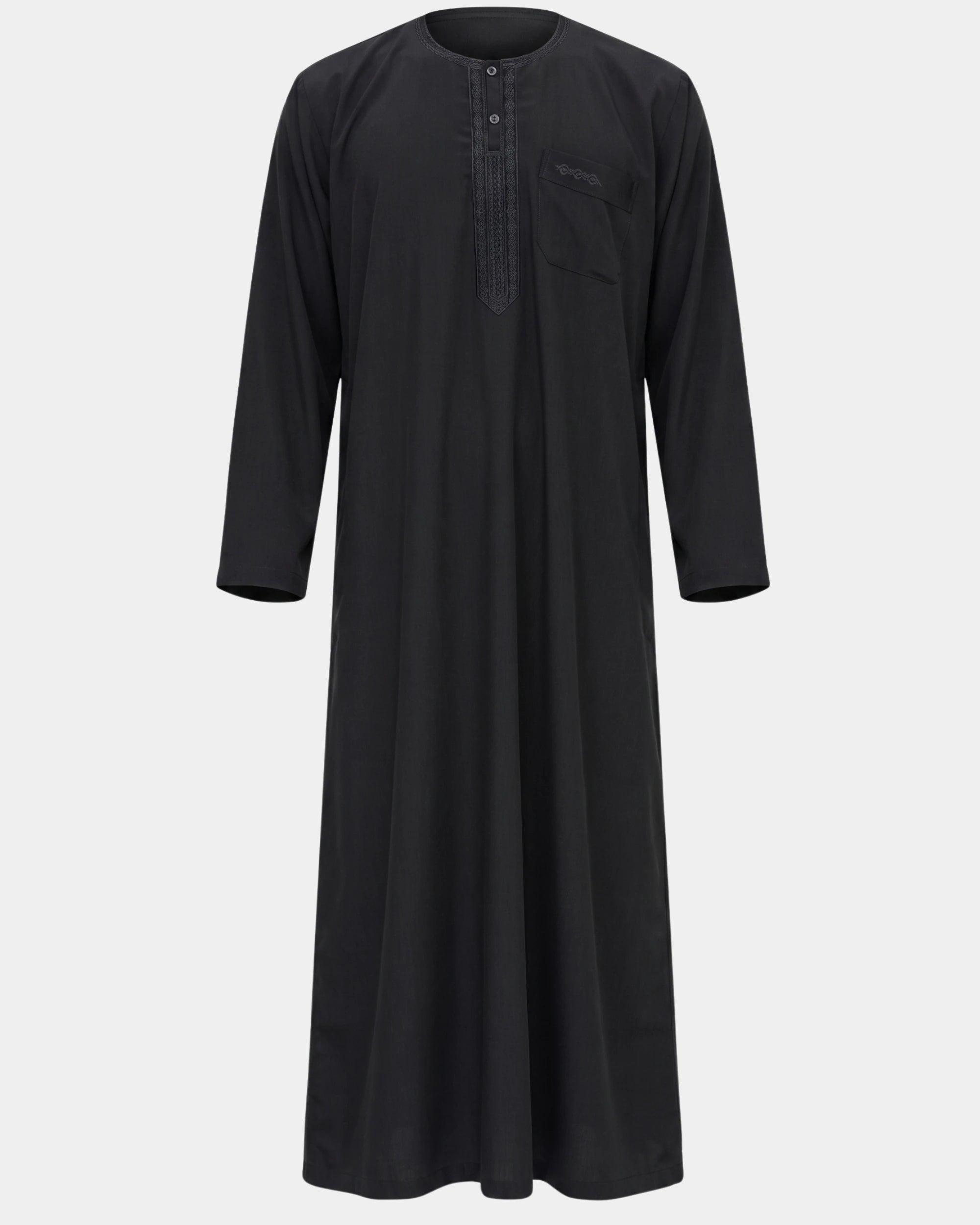 Qamis marocain noir Al Rezam vu de face — col rond brodé, plastron brodé sur le buste et poche poitrine assortie