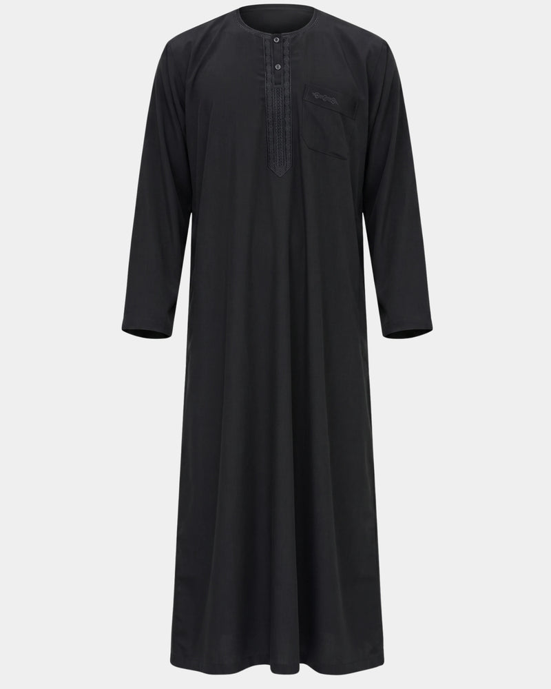 Qamis marocain noir Al Rezam vu de face — col rond brodé, plastron brodé sur le buste et poche poitrine assortie