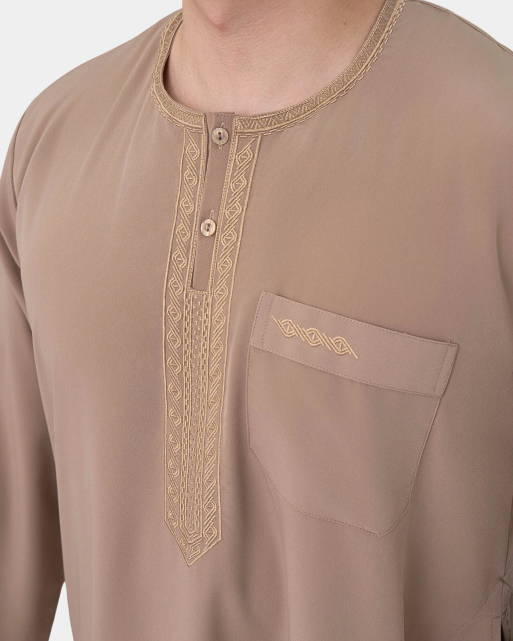 Qamis marocain taupe Al Rezam porté de profil — tombé fluide, poches latérales et col rond brodé