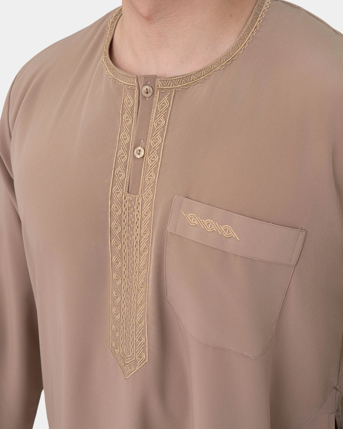 Qamis marocain taupe Al Rezam porté de profil — tombé fluide, poches latérales et col rond brodé