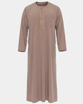 Qamis marocain taupe Al Rezam vu de face — col rond brodé, plastron brodé sur le buste et poche poitrine assortie