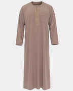 Qamis marocain taupe Al Rezam vu de face — col rond brodé, plastron brodé sur le buste et poche poitrine assortie