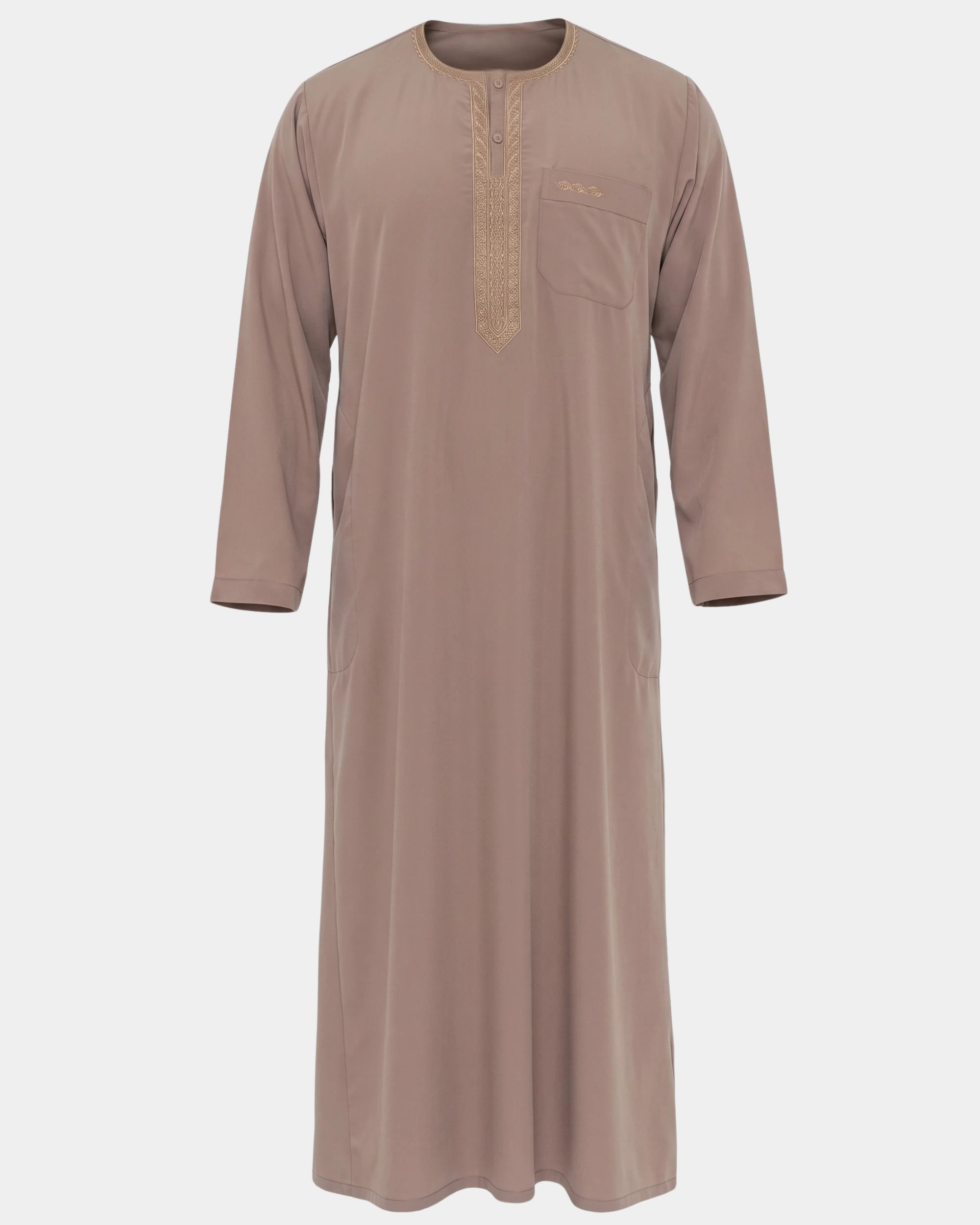 Qamis marocain taupe Al Rezam vu de face — col rond brodé, plastron brodé sur le buste et poche poitrine assortie