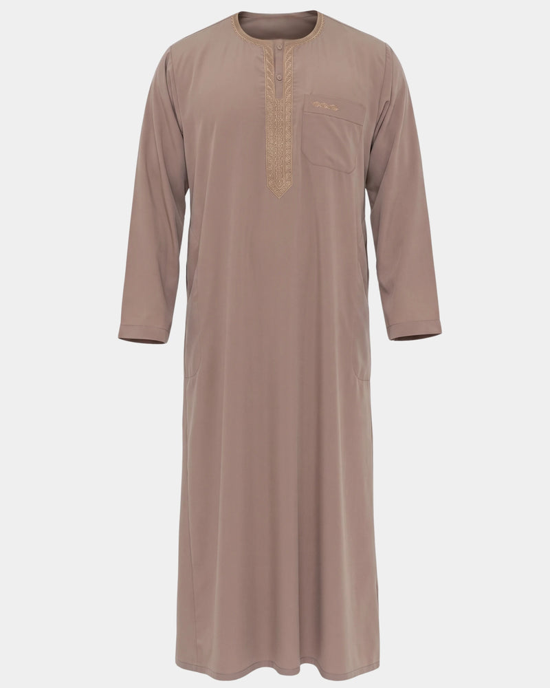 Qamis marocain taupe Al Rezam vu de face — col rond brodé, plastron brodé sur le buste et poche poitrine assortie