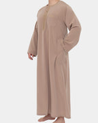 Détail du col rond brodé et du plastron brodé sur le buste du qamis marocain taupe Al Rezam