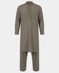 Ensemble qamis-pantalon pakistanais kaki Al Rezam, qamis court brodé et pantalon assorti, vue de face
