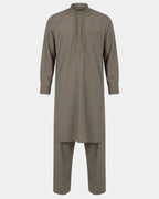 Ensemble qamis-pantalon pakistanais kaki Al Rezam, qamis court brodé et pantalon assorti, vue de face