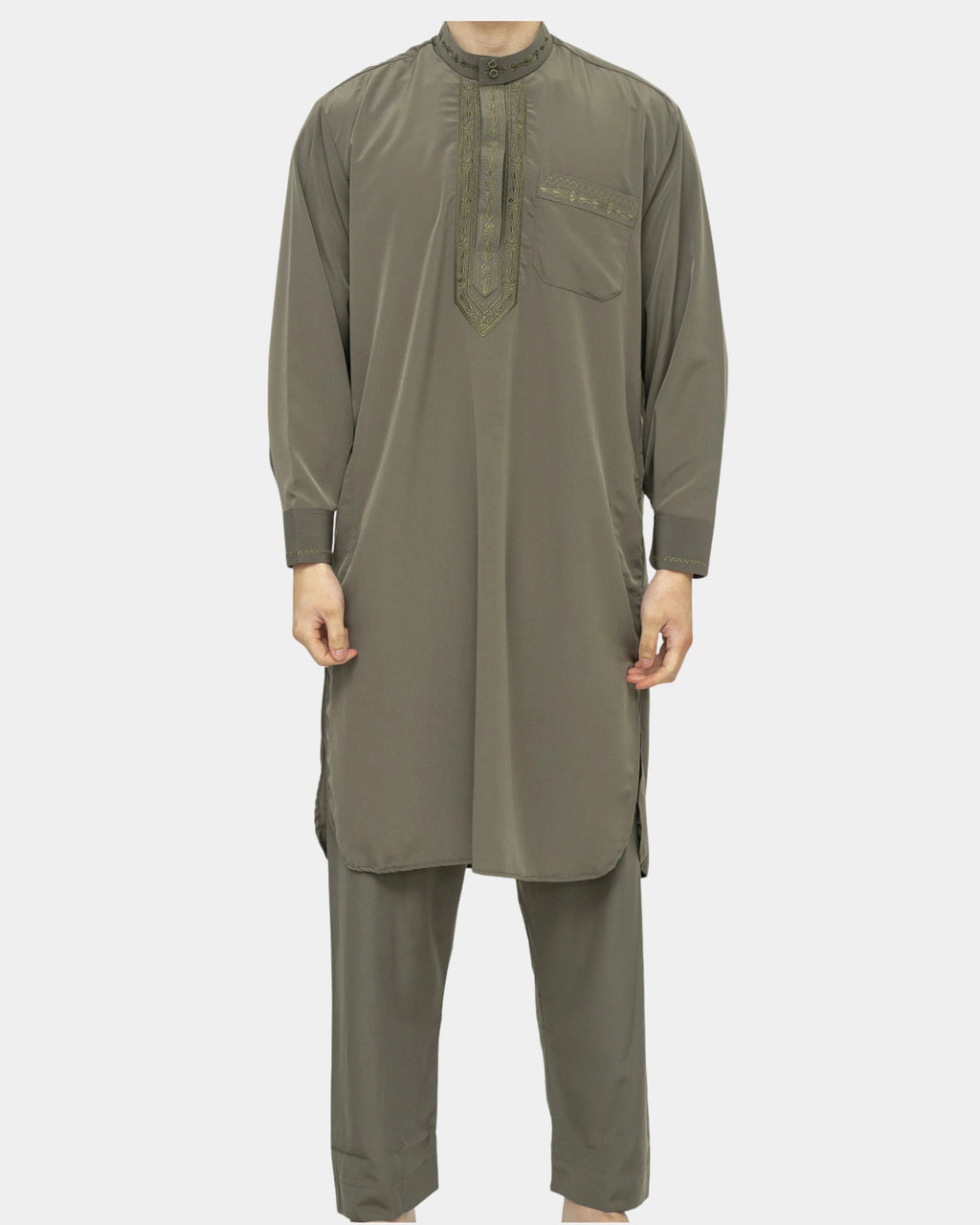 Homme portant l'ensemble qamis-pantalon pakistanais kaki Al Rezam, vue de face