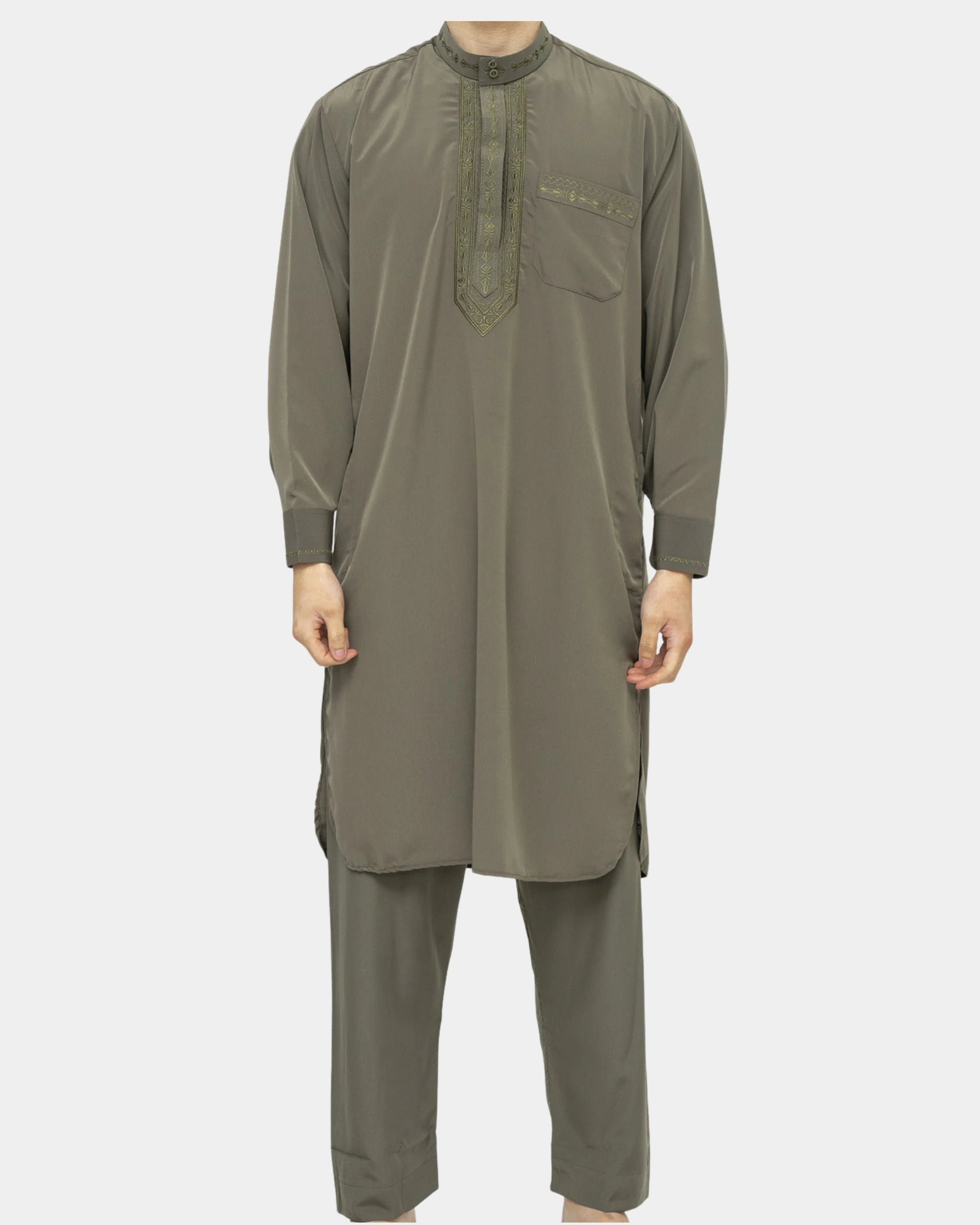 Homme portant l'ensemble qamis-pantalon pakistanais kaki Al Rezam, vue de face