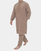 Homme portant l'ensemble qamis-pantalon pakistanais taupe Al Rezam, vue de profil