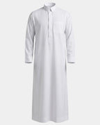Qamis qatari blanc Al Rezam vue de face, col chemise et poche poitrine
