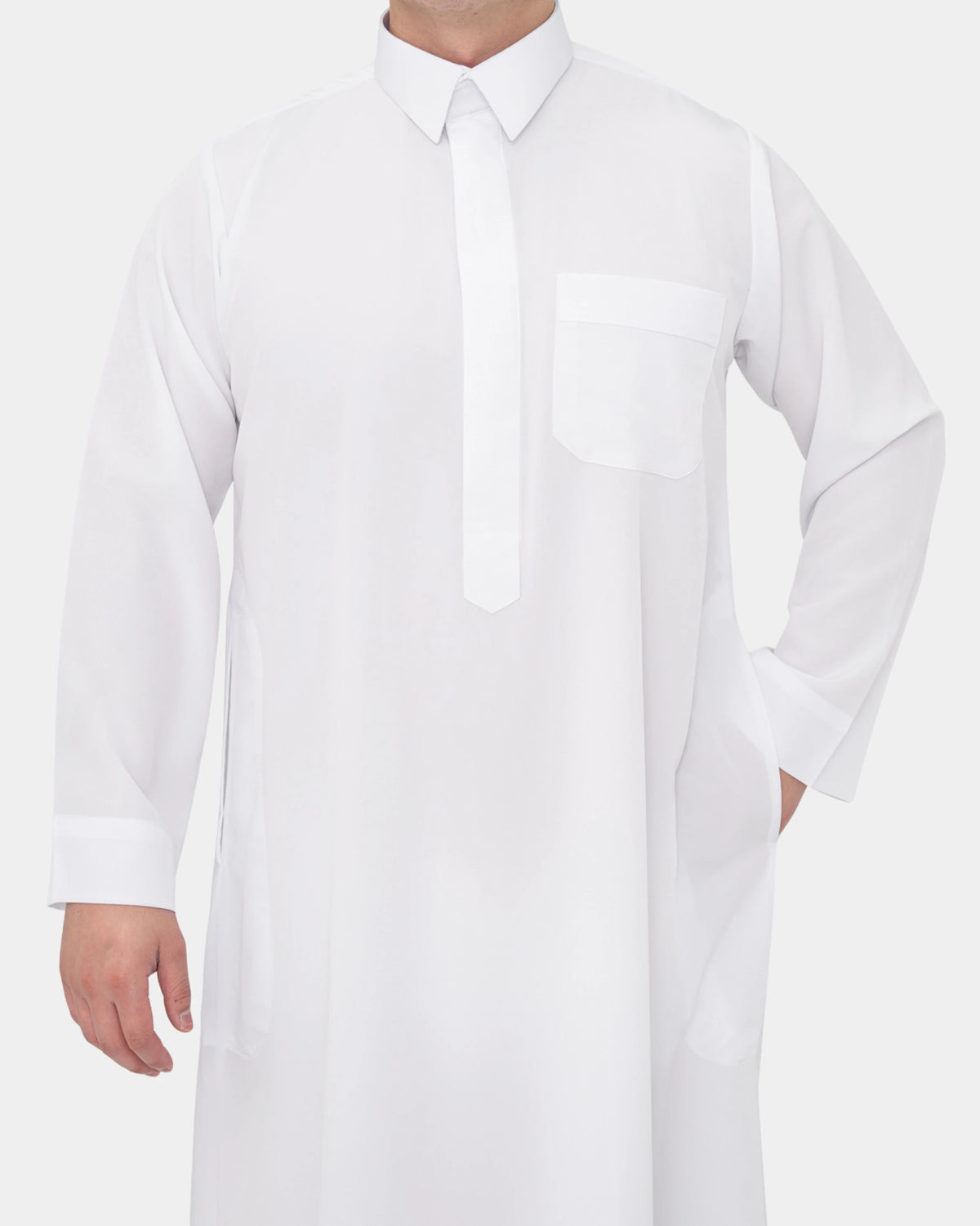 Qamis qatari blanc Al Rezam porté de face, col chemise et poche poitrine