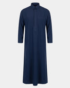 Qamis qatari bleu marine Al Rezam vue de face, col chemise et poche poitrine