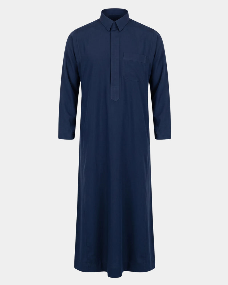 Qamis qatari bleu marine Al Rezam vue de face, col chemise et poche poitrine