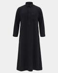 Qamis qatari noir Al Rezam vue de face, col chemise et poche poitrine