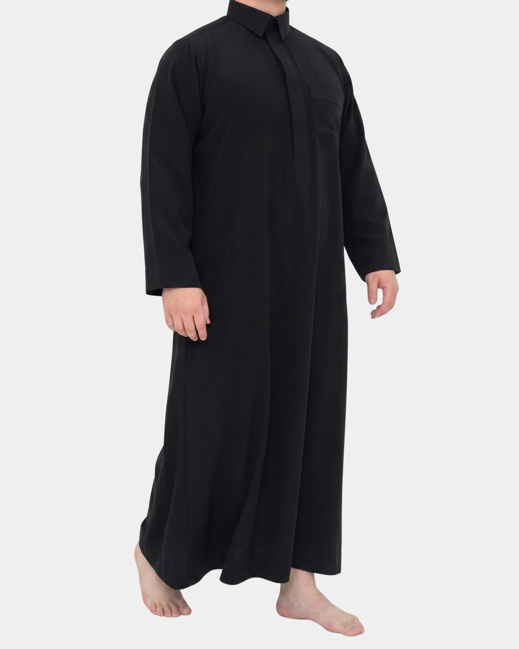 Homme portant le qamis qatari noir Al Rezam, vue de profil