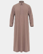 Qamis qatari taupe Al Rezam vue de face, col chemise et poche poitrine