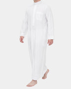 Homme portant le qamis saoudien blanc Al Rezam, vue de profil