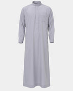 Qamis saoudien gris Al Rezam à manchettes rigides boutonnées, vue de face, col mao et poche poitrine