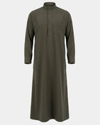 Qamis saoudien kaki Al Rezam à manchettes rigides boutonnées, vue de face, col mao et poche poitrine