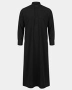 Qamis saoudien noir Al Rezam à manchettes rigides boutonnées, vue de face, col mao et poche poitrine