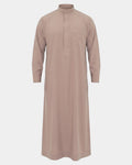 Qamis saoudien taupe Al Rezam vue de face, col mao, poche poitrine et manchettes rigides à boutons