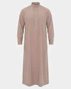 Qamis saoudien taupe Al Rezam vue de face, col mao, poche poitrine et manchettes rigides à boutons