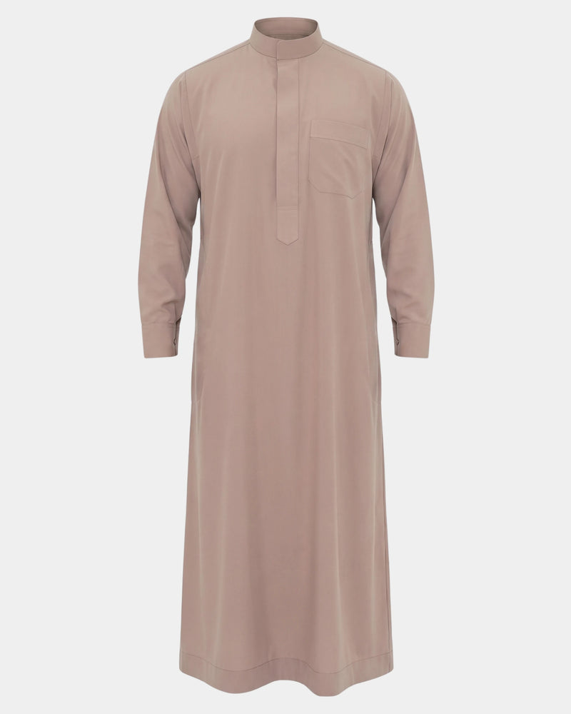 Qamis saoudien taupe Al Rezam vue de face, col mao, poche poitrine et manchettes rigides à boutons
