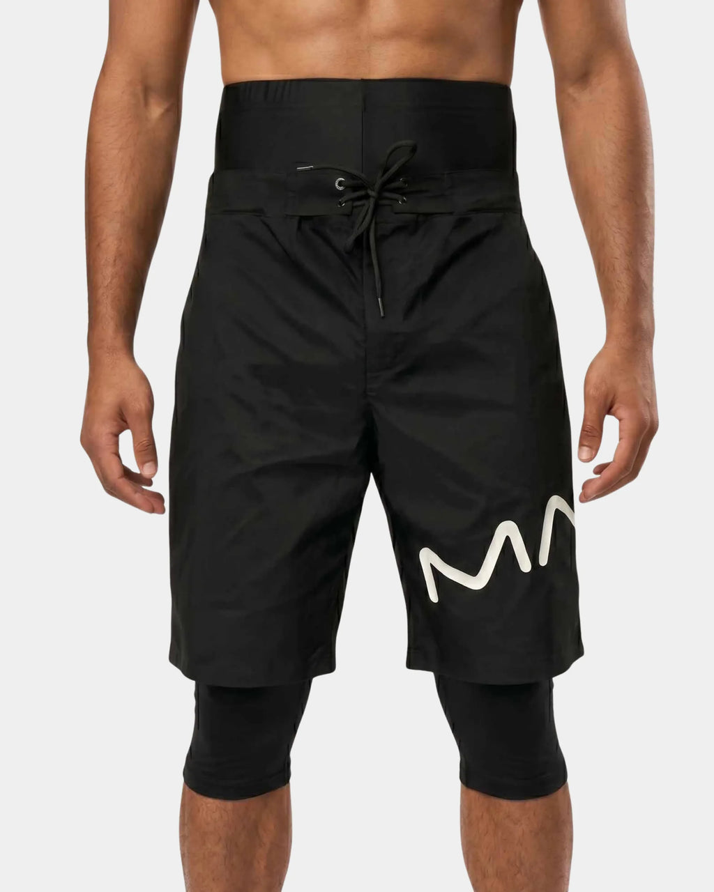 Short de bain caché awra noir porté, taille haute jusqu'au nombril, cordon de serrage