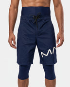 Homme portant le short de bain awra bleu marine Al Rezam, vue de face