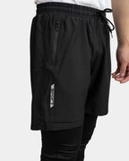 Détail poche zippée et logo Sport du short de sport caché awra