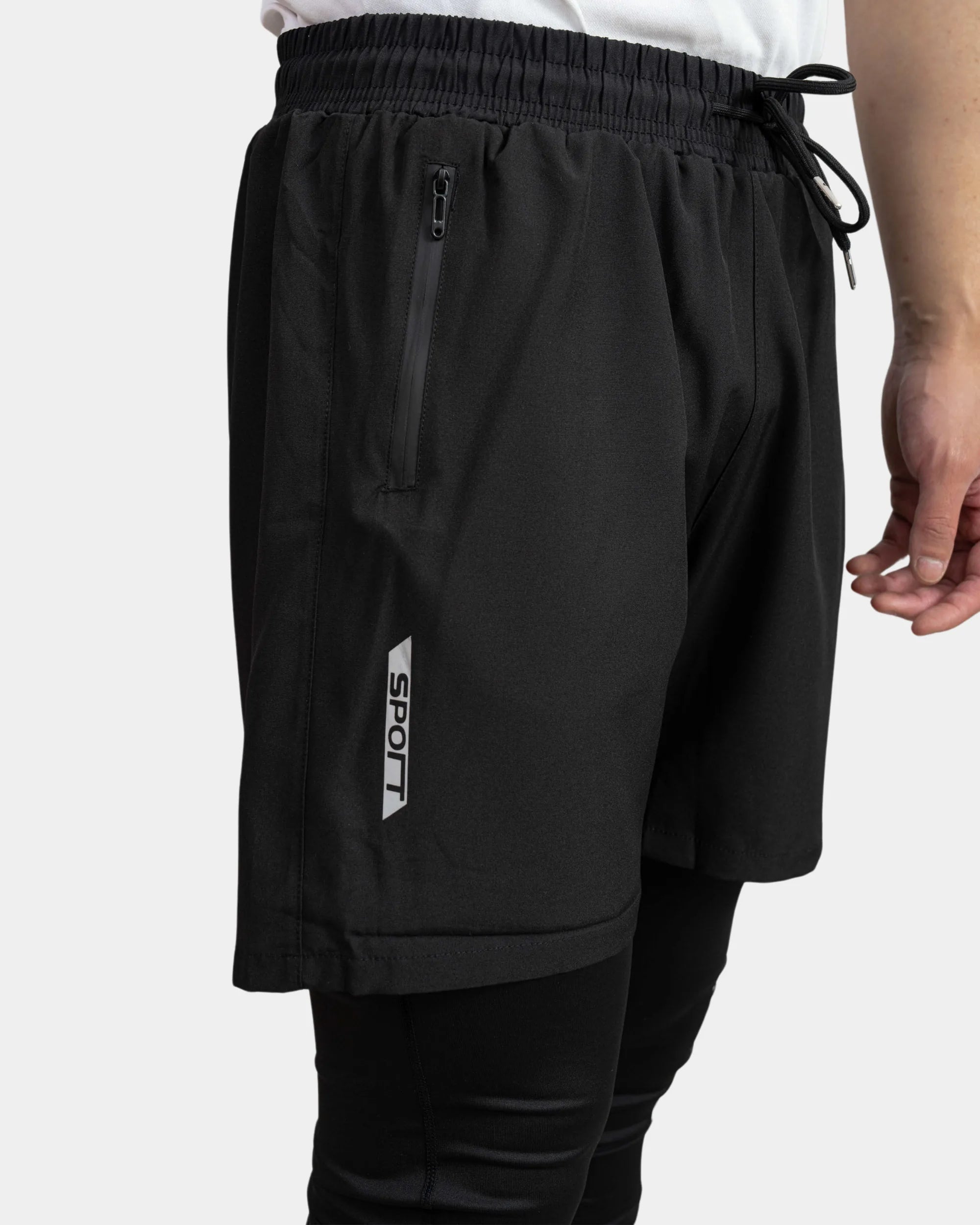 Détail poche zippée et logo Sport du short de sport caché awra