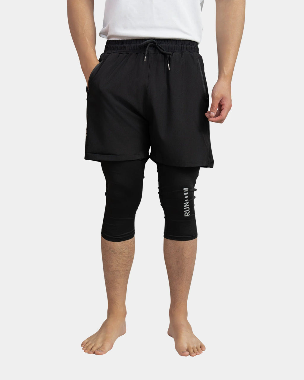 Short de sport caché awra noir porté avec legging intégré jusqu'au genou