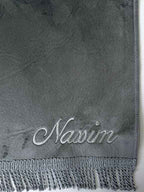 tapis de prière personnalisé en gris avec broderie blanche