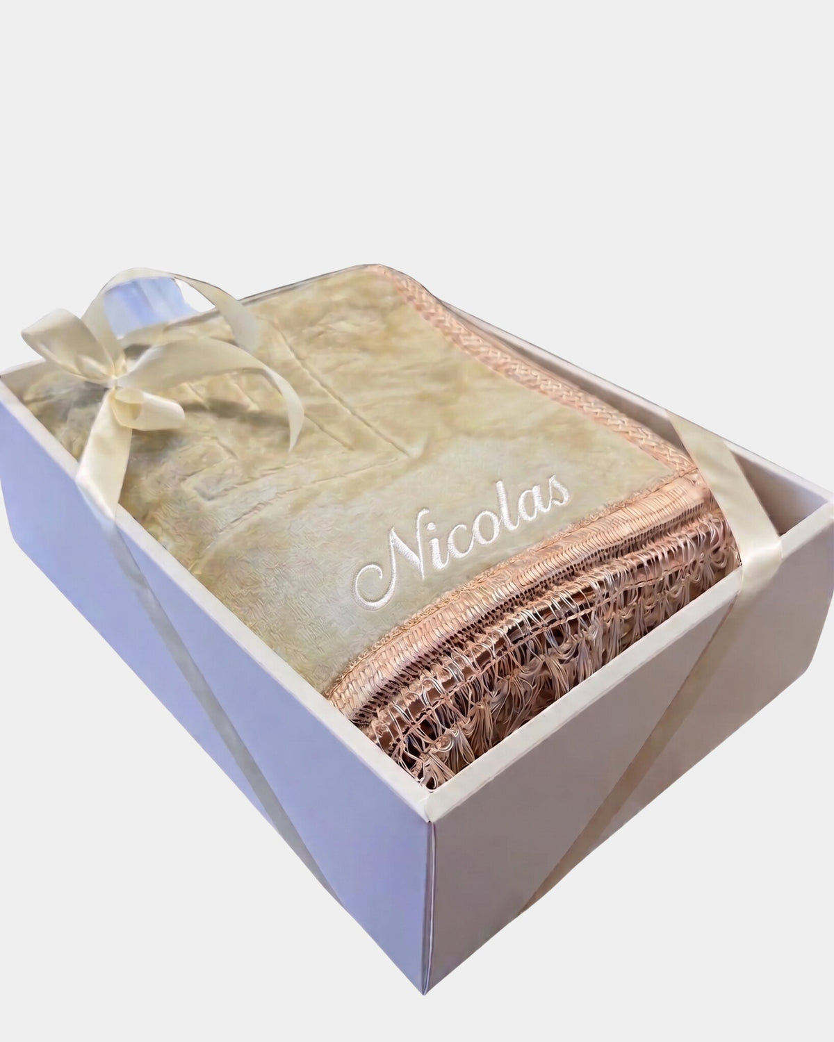 Tapis de prière épais en velours beige à motif embossé avec le prénom Nicolas brodé en fil blanc, présenté dans un coffret cadeau blanc noué d'un ruban ivoire assorti