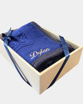 Tapis de prière épais en velours bleu roi à motif embossé avec le prénom Dylan brodé en fil ivoire, présenté dans un coffret cadeau blanc noué d'un ruban bleu marine assorti
