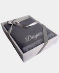 Tapis de prière en velours gris anthracite avec le prénom Dayan brodé en fil argenté, présenté dans un coffret cadeau blanc noué d'un ruban gris assorti