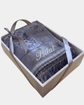 Tapis de prière épais en velours gris à motif embossé avec le prénom Bilal brodé en fil blanc, présenté dans un coffret cadeau blanc noué d'un ruban gris assorti