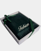 Tapis de prière en velours vert sapin avec le prénom Fabien brodé en fil ivoire, présenté dans un coffret cadeau blanc noué d'un ruban vert assorti